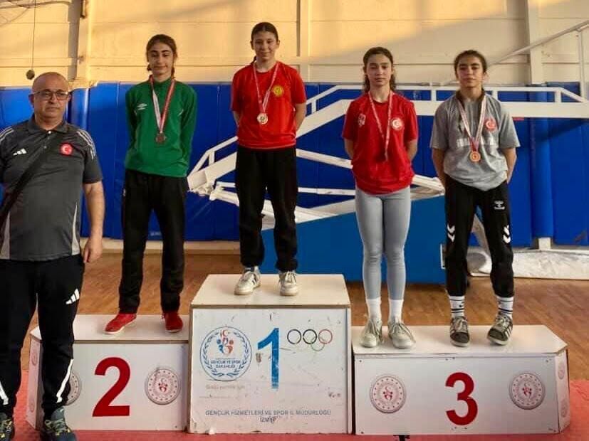 ÇORLULU GÜREŞÇİLER, İZMİR’DEN KUPALARLA DÖNDÜ 