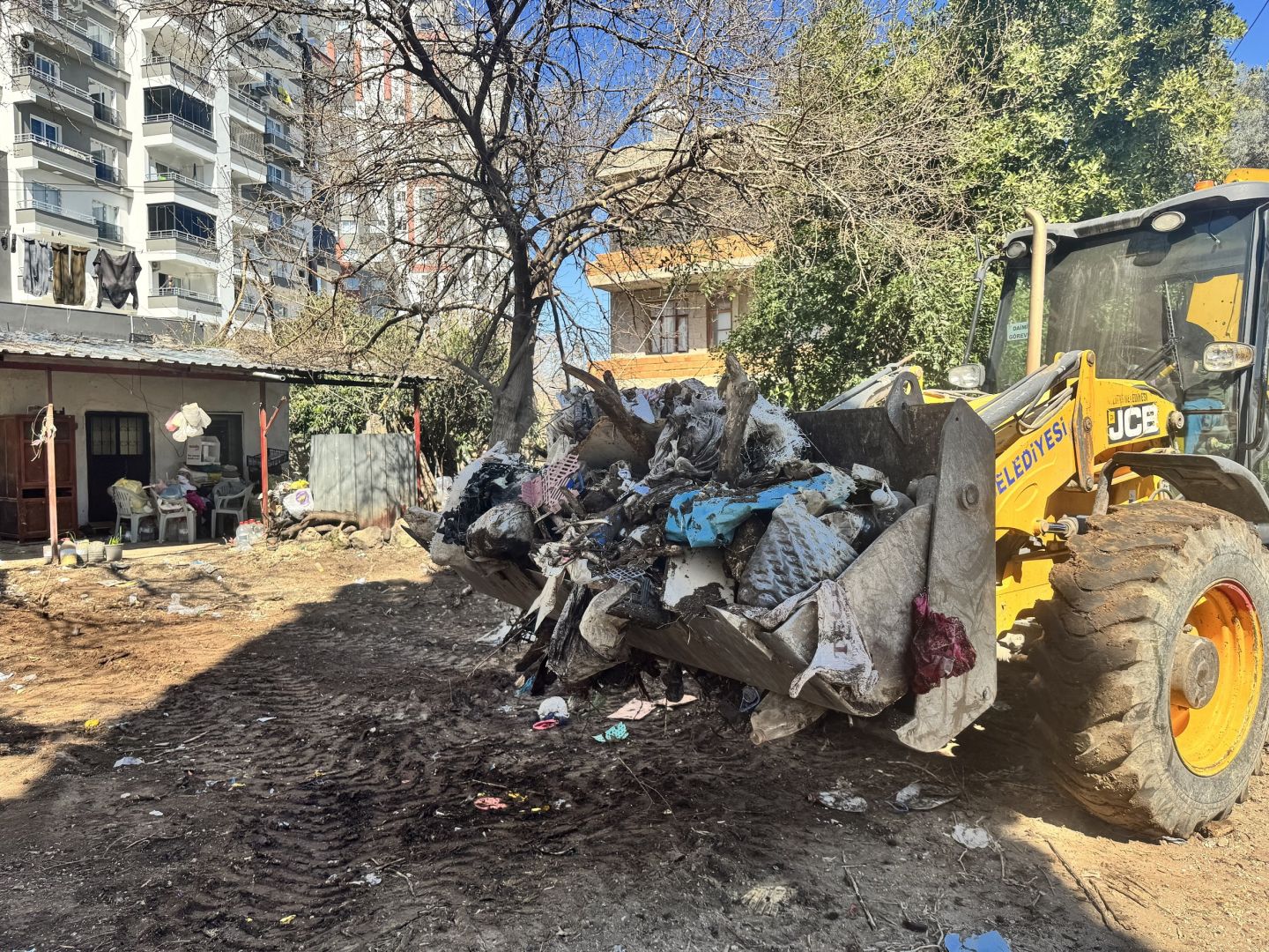 MEZİTLİ’DE ÇÖP EV TEMİZLENDİ 