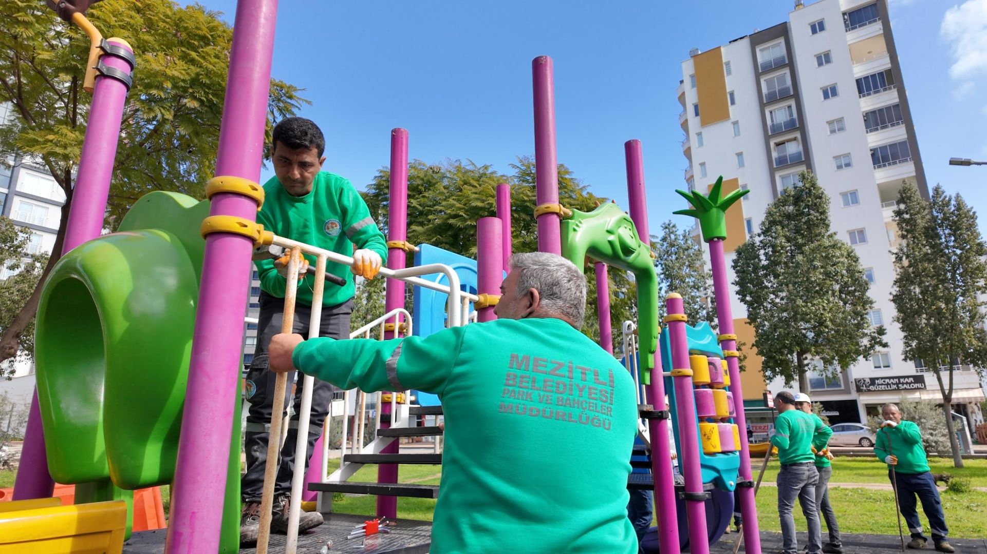 MEZİTLİ’DE PARKLAR YENİLENİYOR 