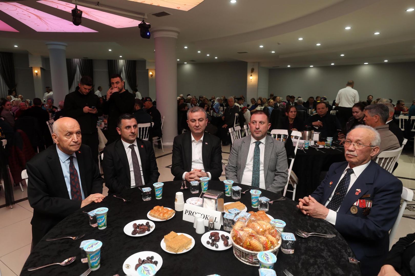 YAŞAR, İFTARDA ŞEHİT AİLELERİ VE GAZİLERİ KONUK ETTİ 