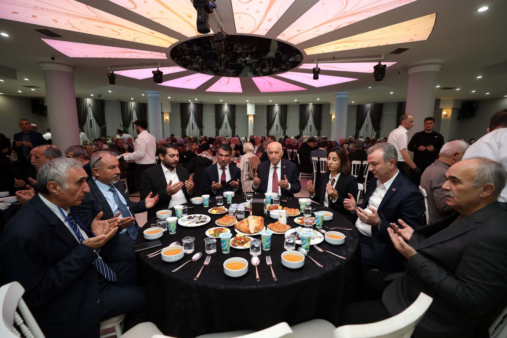 YENİMAHALLE’DE NEVŞEHİRLİLERLE İFTAR SOFRASI 