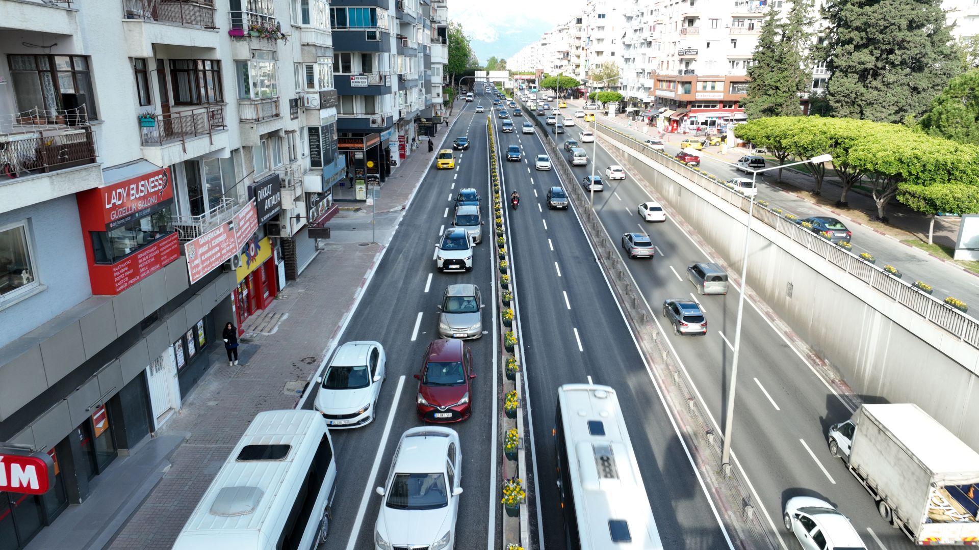ANTALYA’DA 100. YIL BULVARI ASFALT YENİLENDİ 