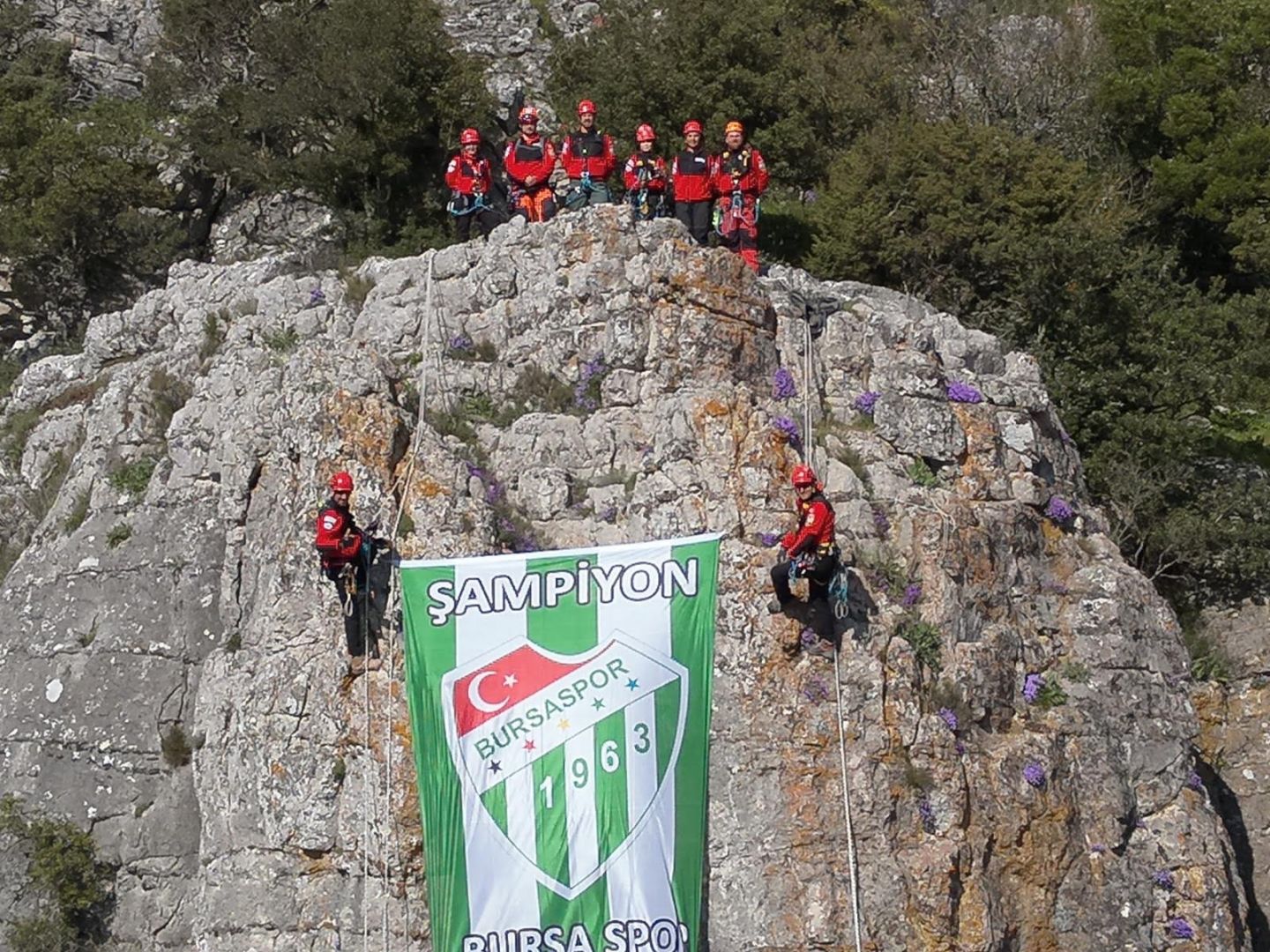 BURSAPOR BAYRAĞI ERİCEK’İN ZİRVESİNDE 