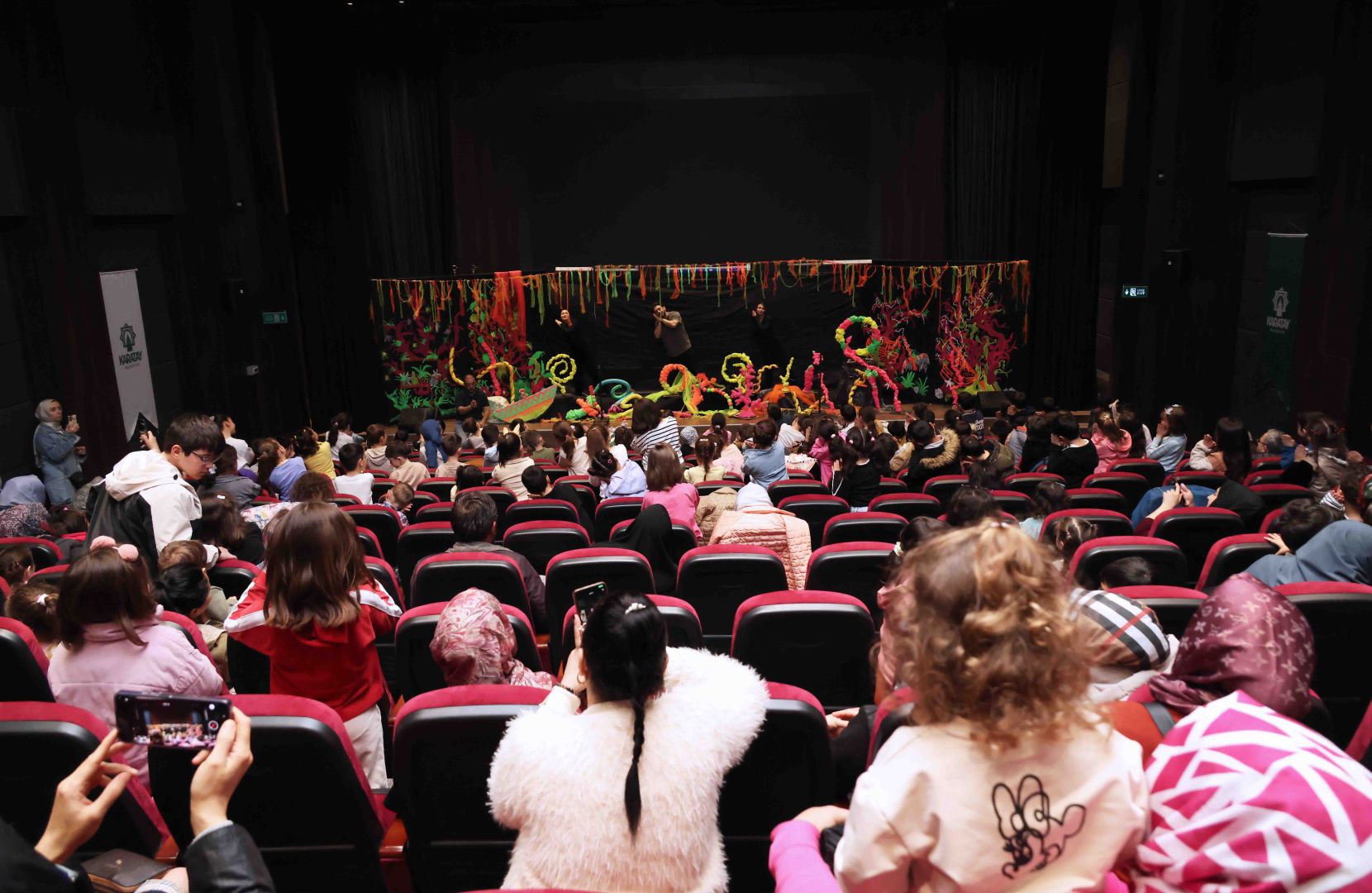 KARATAY’DA MİNİKLER SAHNEYLE BULUŞTU