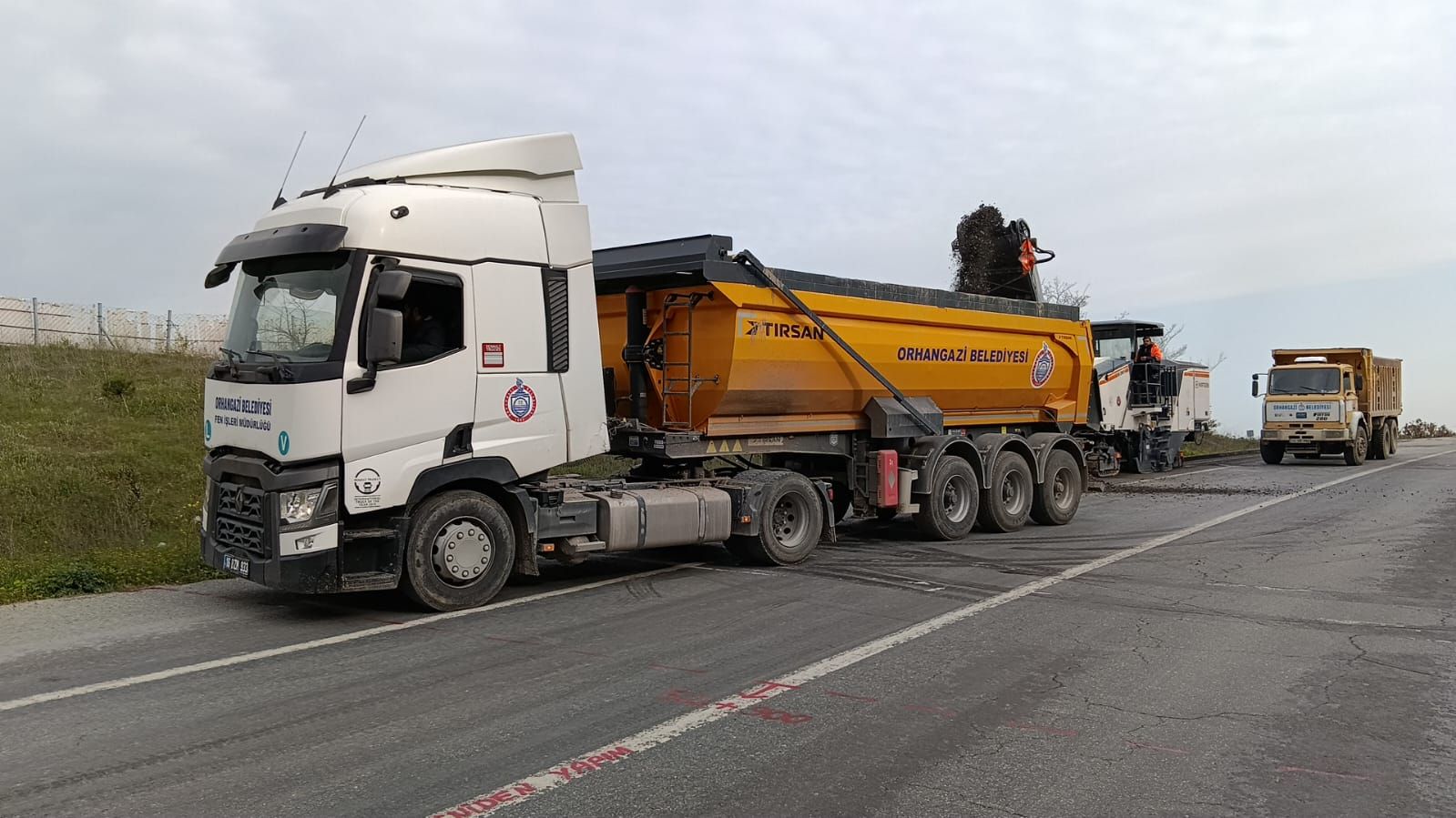 ORHANGAZİ'DE YOL KALİTESİ ARTIYOR 