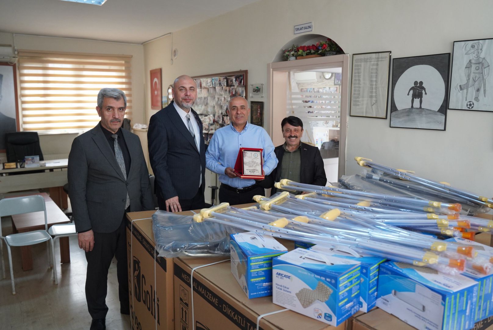 SAKATLAR DERNEĞİNE MEDİKAL MALZEME DESTEĞİ