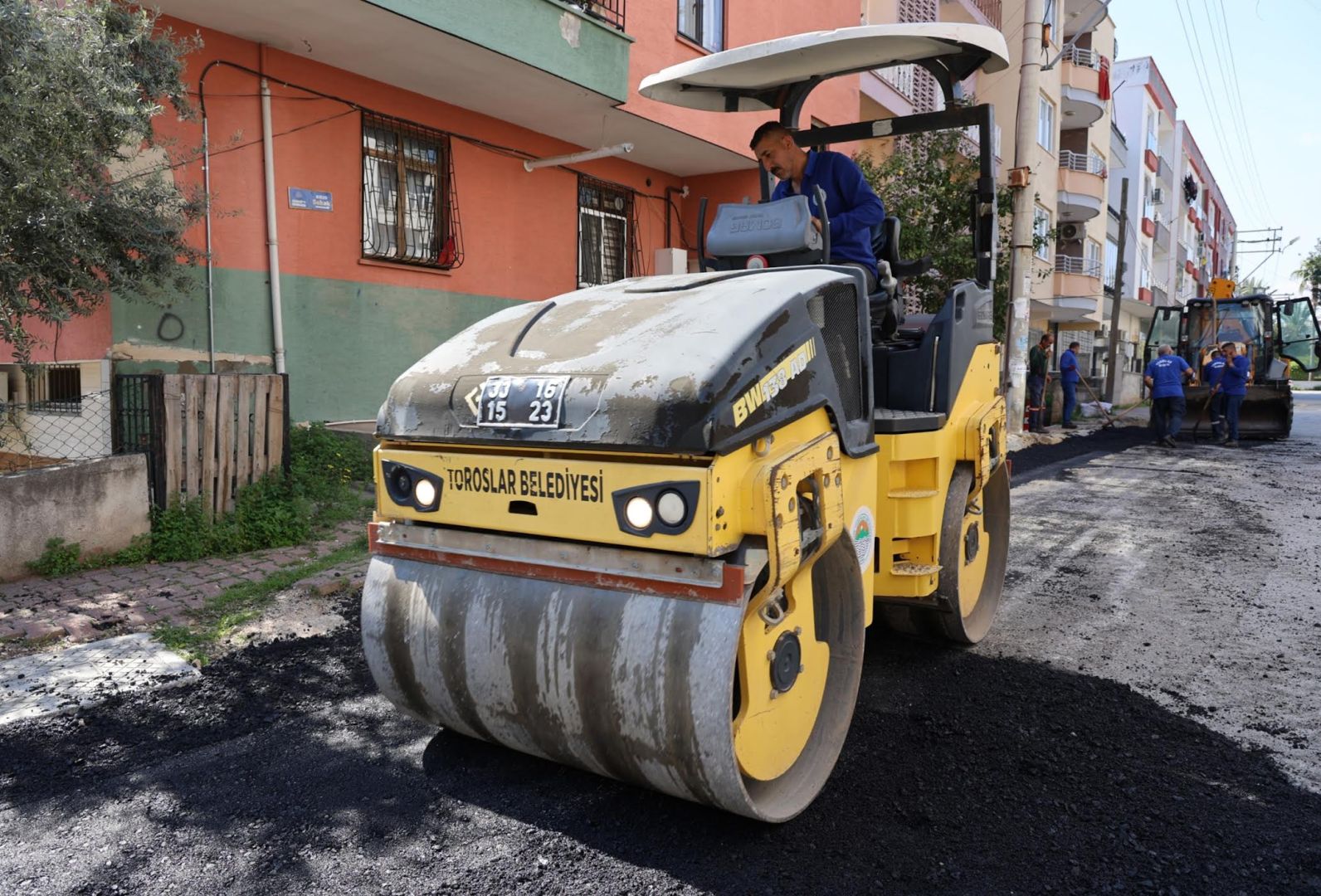 TOROSLAR’DA YOLLAR YENİLENİYOR 