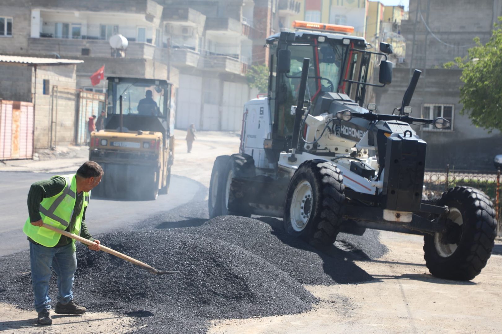 NİZİP'TE YOL YENİLEME ÇALIŞMALARI SÜRÜYOR