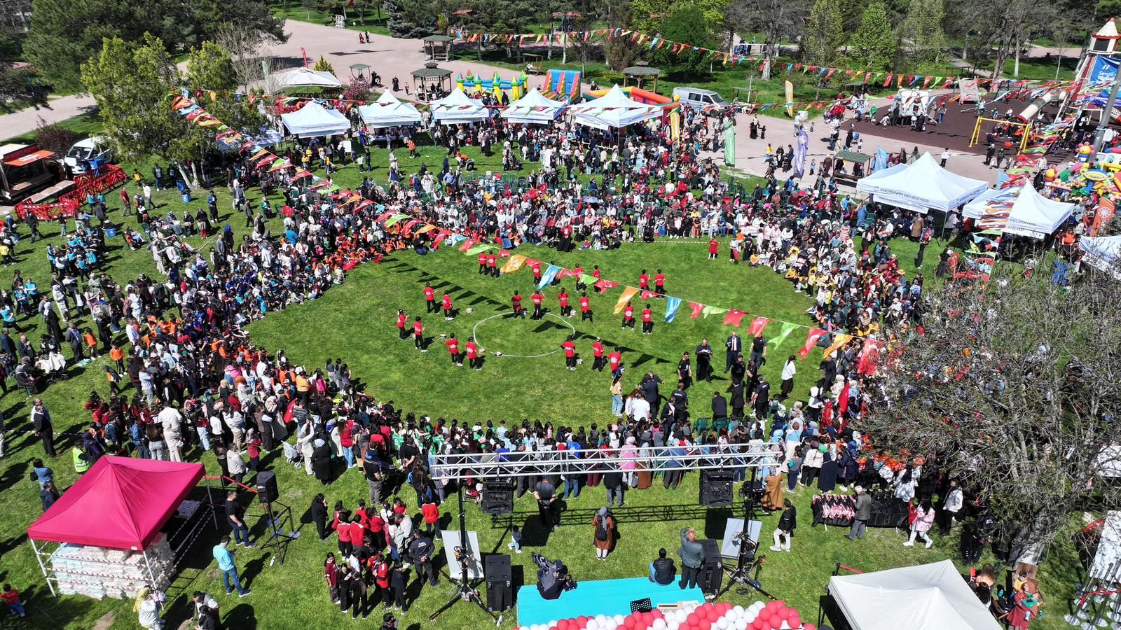 BAYRAM HAVASINDA ÇOCUK ŞENLİĞİ