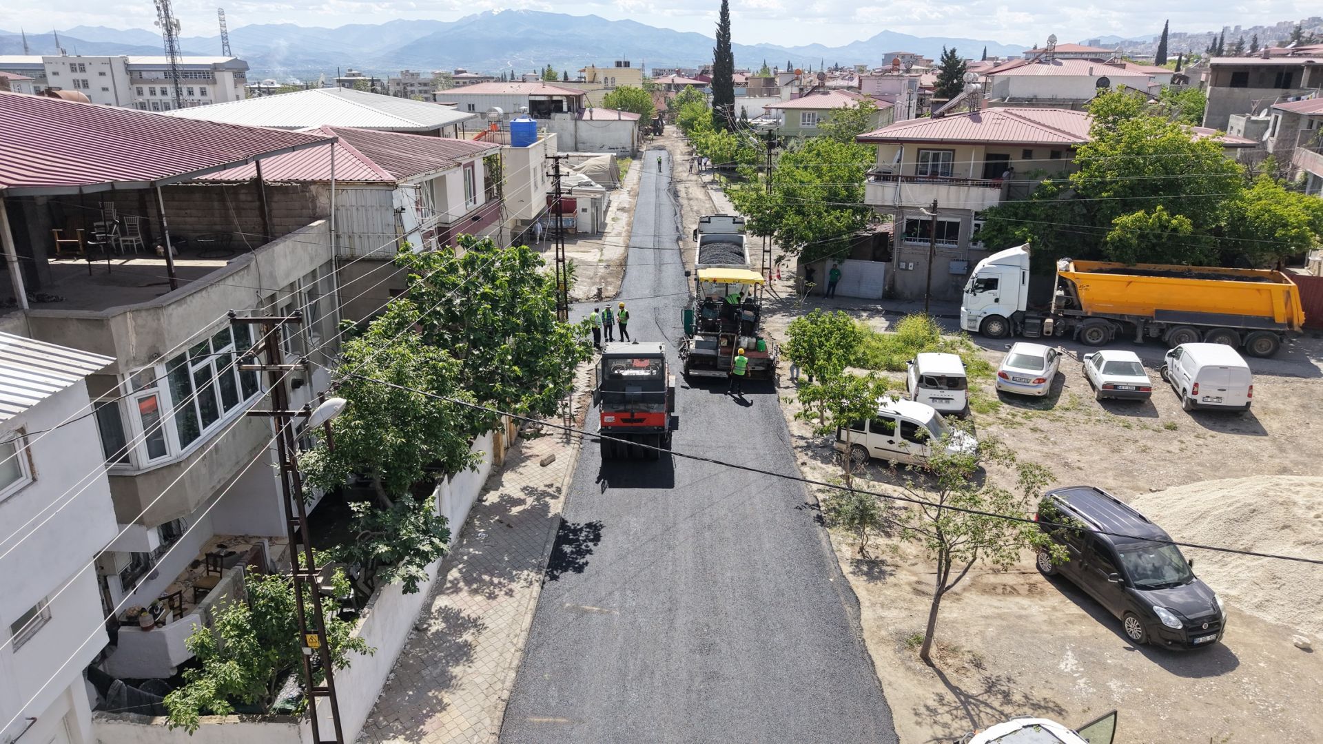 DULKADİROĞLU’NDA YOLLAR YENİLENİYOR 