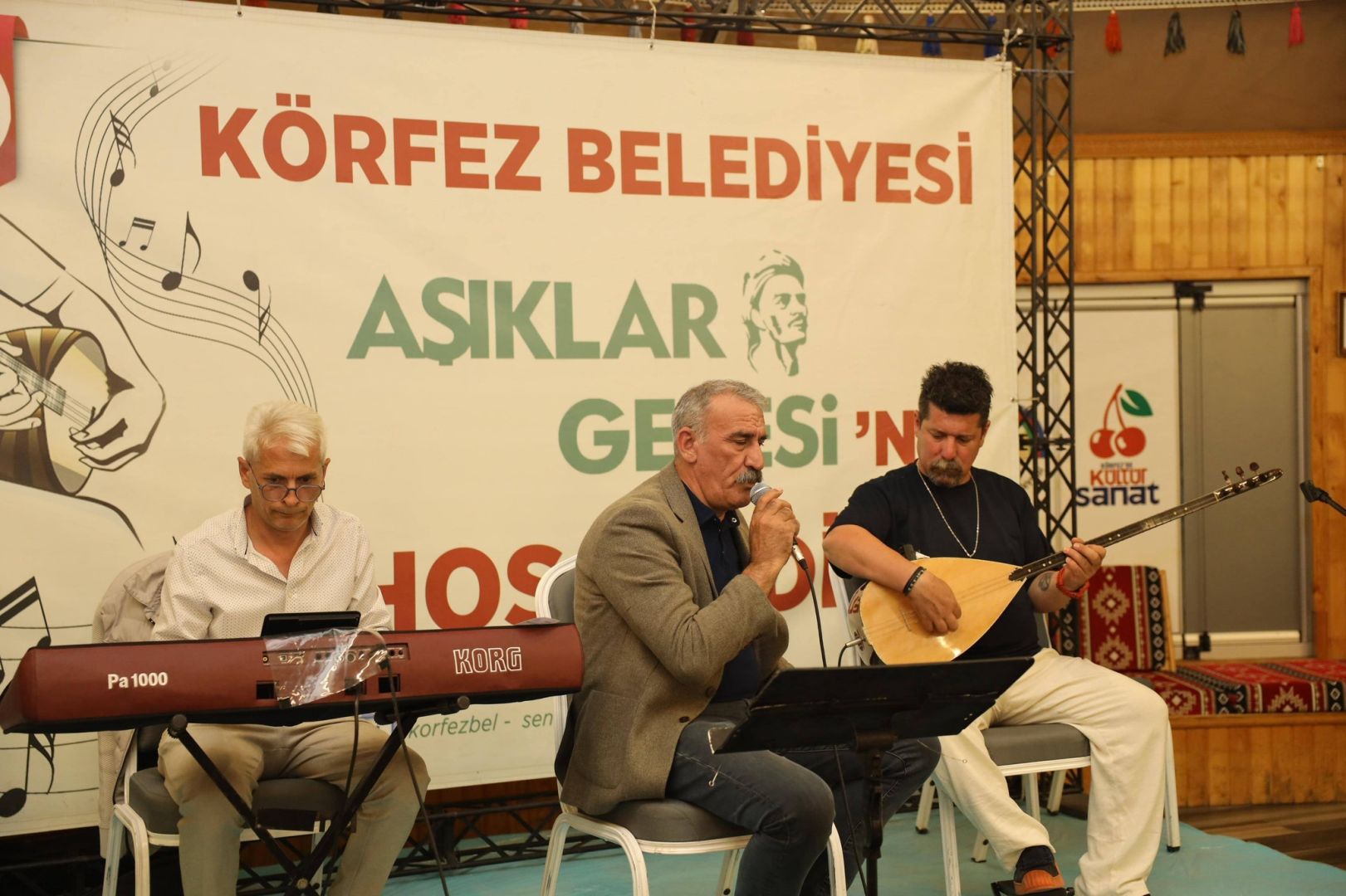 AŞIKLAR KÖRFEZ’DE SAHNE ALDI