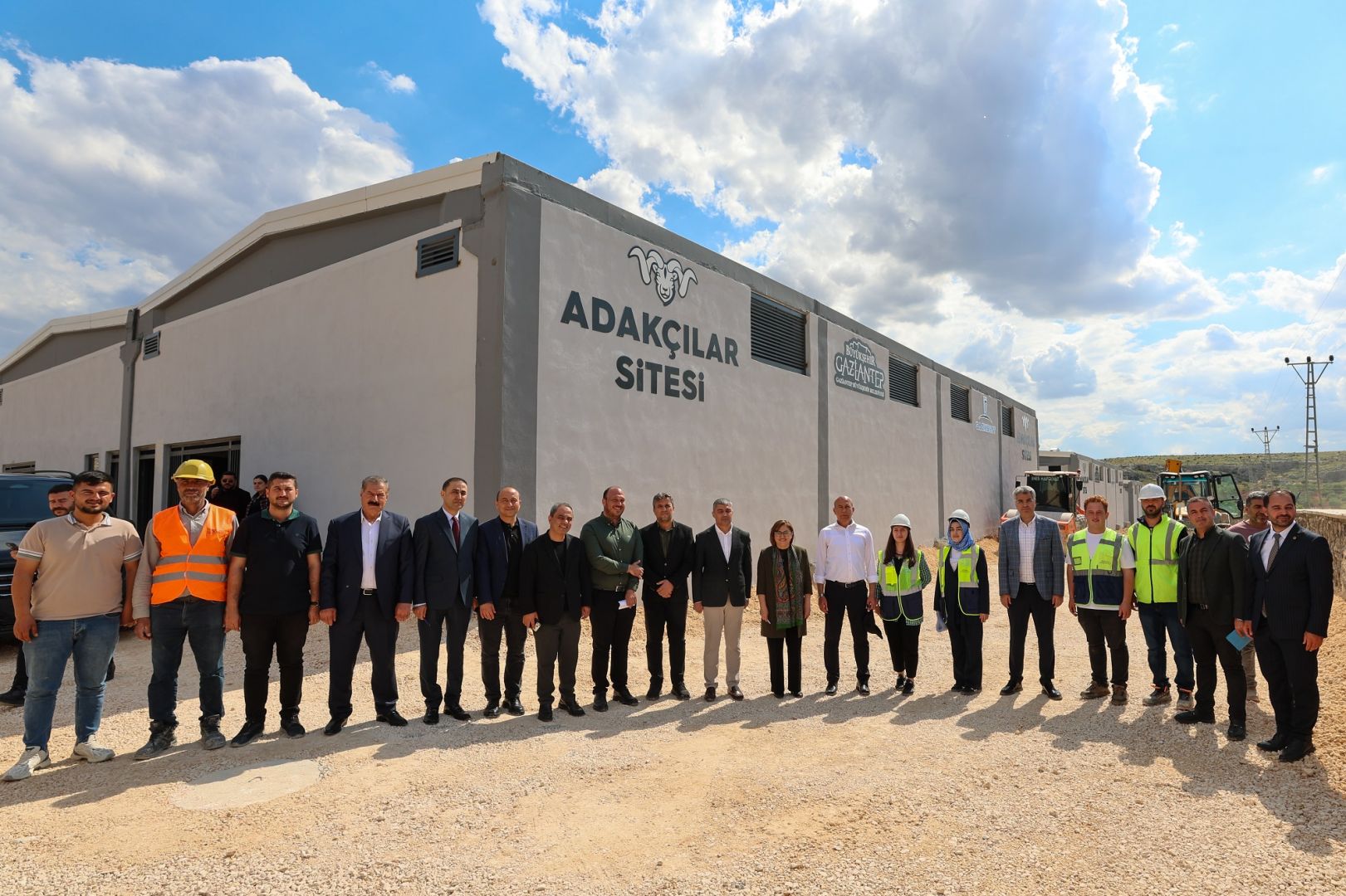 BAŞKAN ŞAHİN, GAZİ KONUT TARAFINDAN YAPILAN YENİ ADAKÇILAR SİTESİ’Nİ İNCELEDİ 