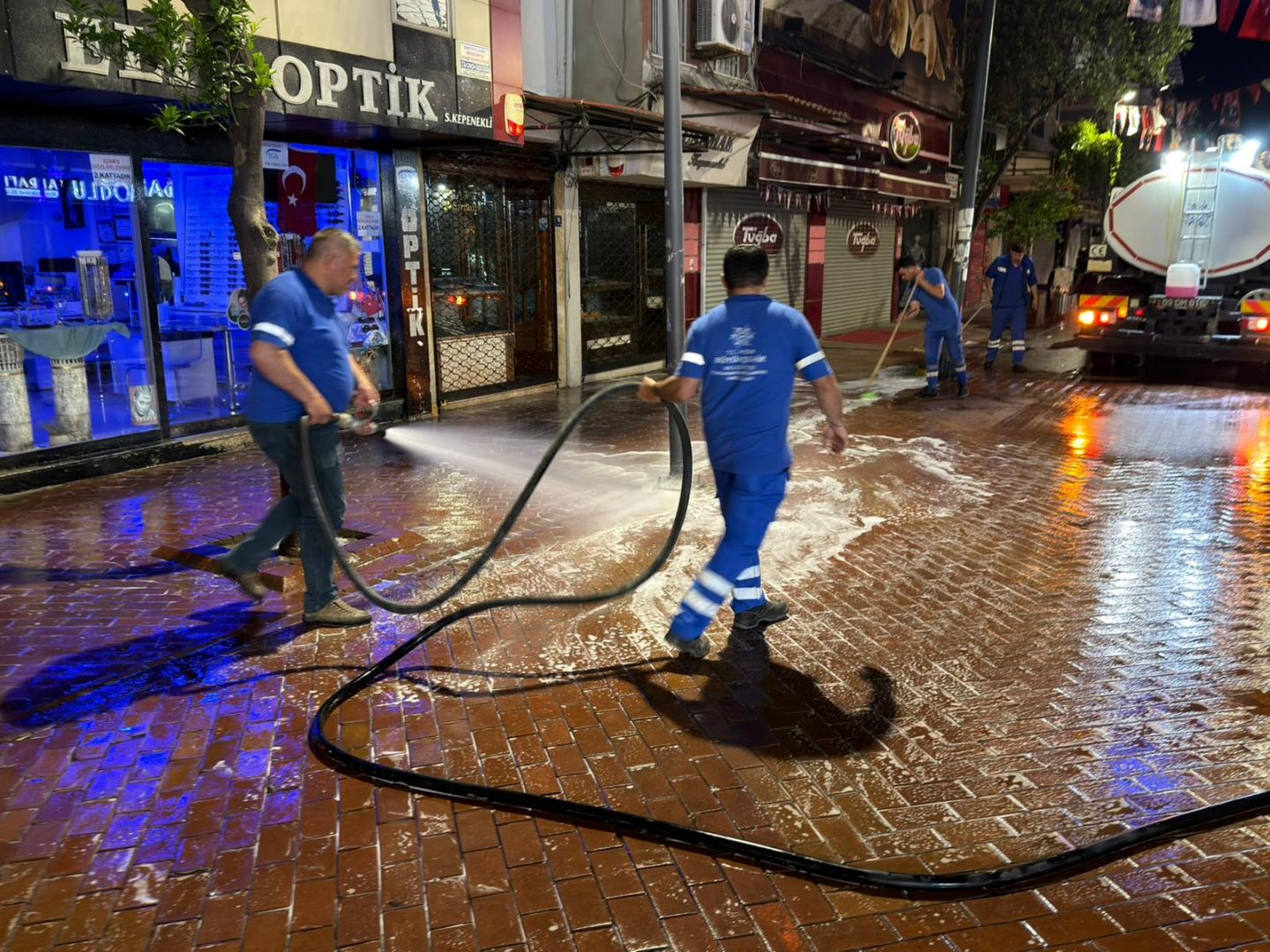 BÜYÜKŞEHİR’DEN NAZİLLİ’YE TEMİZLİK DOKUNUŞU 
