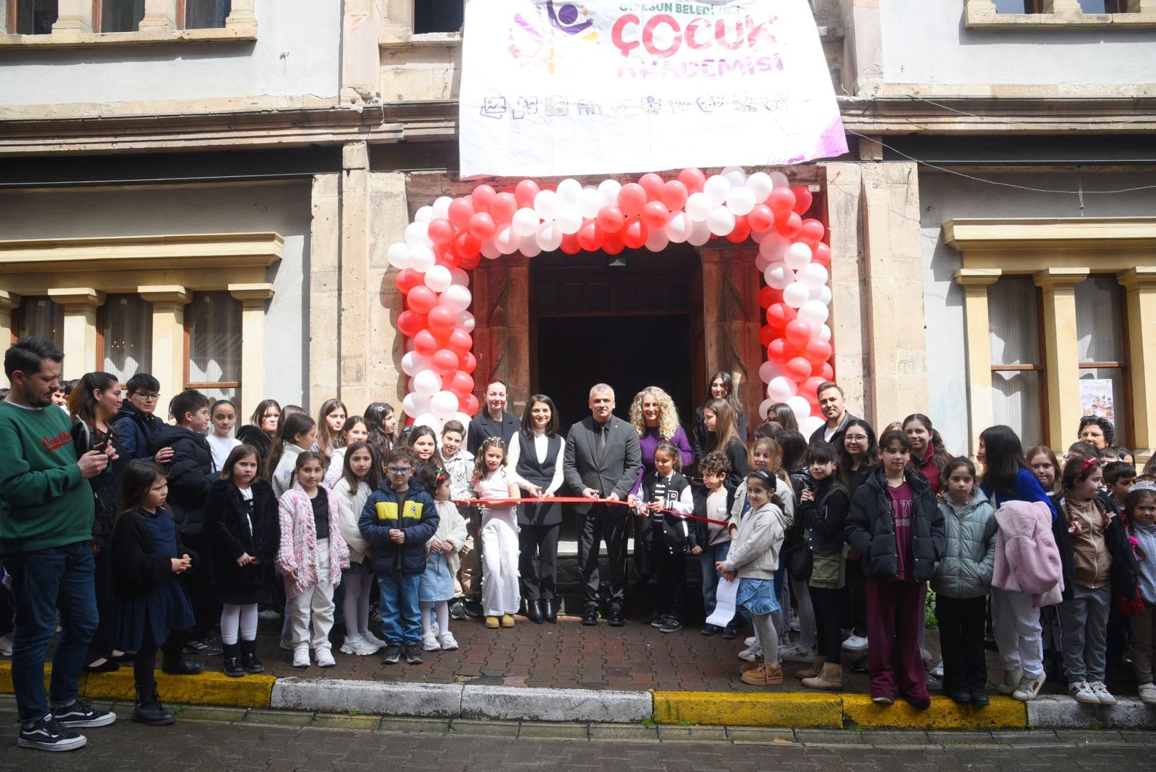 ÇOCUK AKADEMİLERİNİN HAZIRLADIĞI SERGİ TAM NOT ALDI