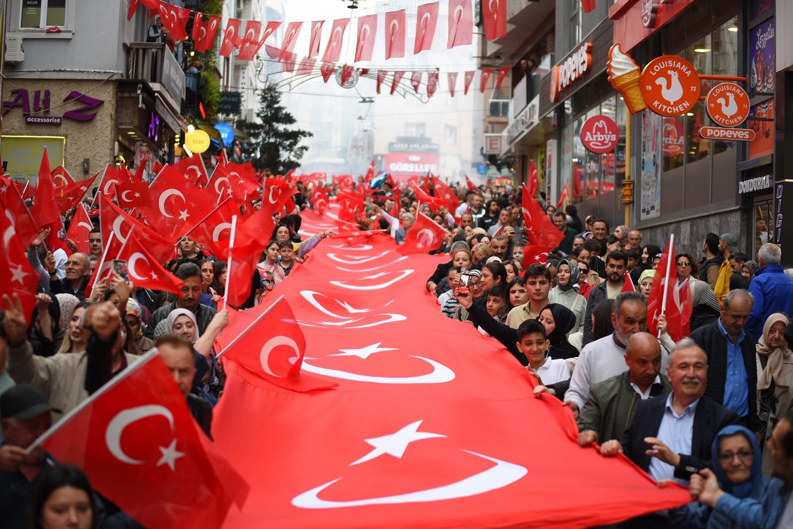 GİRESUN'DA BİNLERCE KİŞİ YÜRÜDÜ, FESTİVAL ATEŞİ YAKILDI 