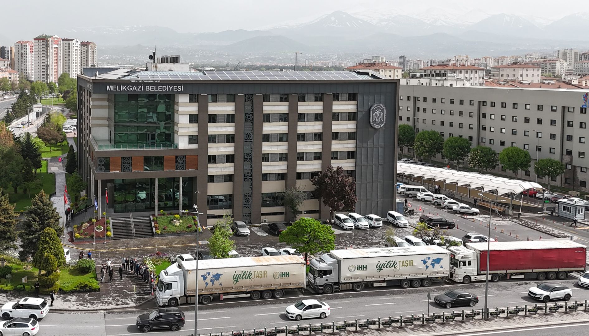 MELİKGAZİ'NİN UMUT YÜKLÜ YARDIM TIRLARI GAZZE’YE DOĞRU YOLA ÇIKTI