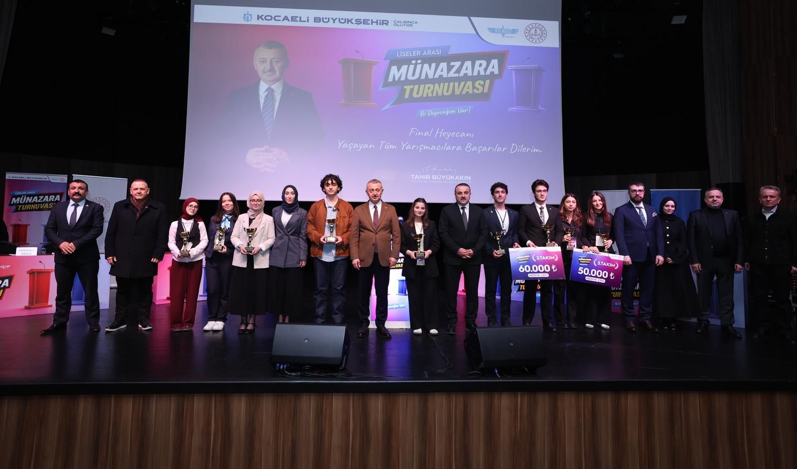 MÜNAZARADA GENÇLERDEN ETKİLEYİCİ SUNUM
