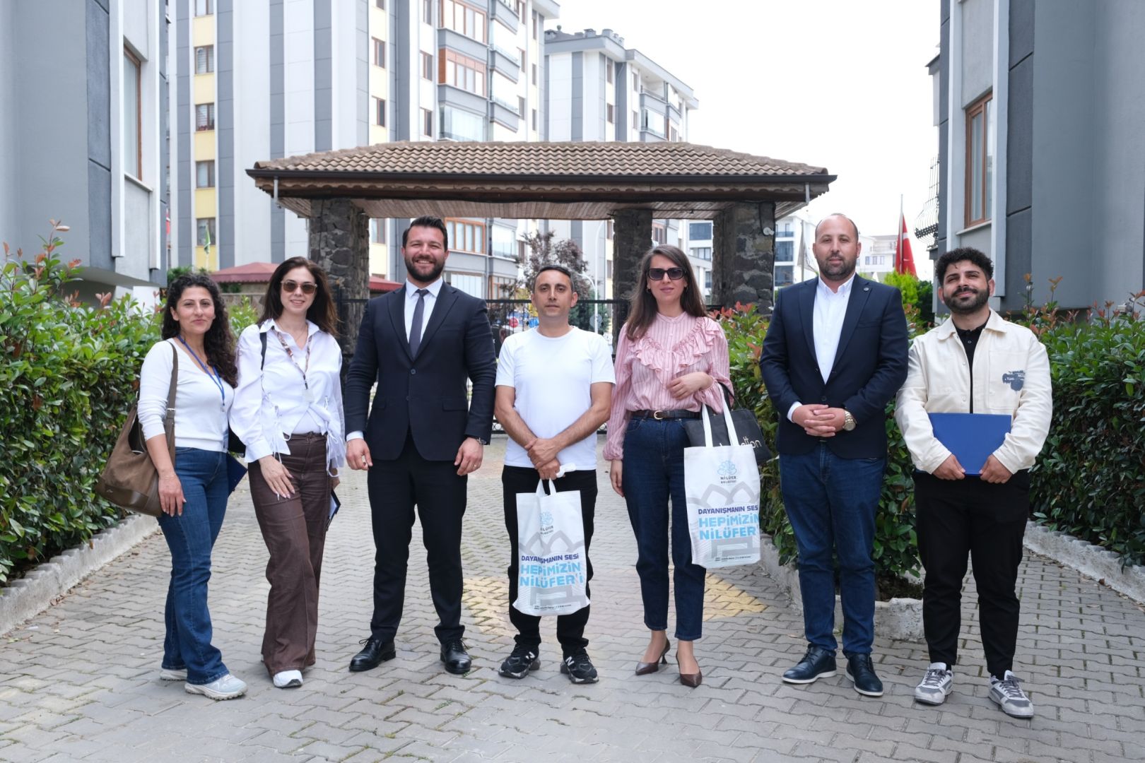 NAYDEM, APARTMAN VE SİTE EMEKÇİLERİYLE SAHADA BULUŞTU 