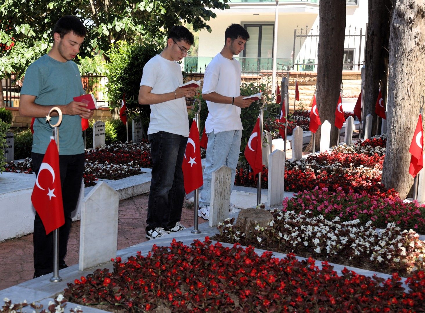 15 TEMMUZ ÖNCESİ ŞEHİTLİKTE DUYGU DOLU BULUŞMA