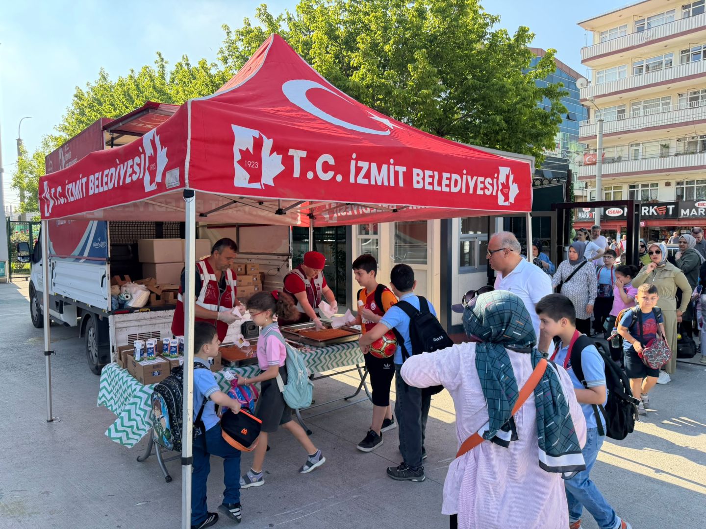 İZMİT BELEDİYESİ OKULLARDA BESLENME DAĞITIMINI SÜRDÜRÜYOR 