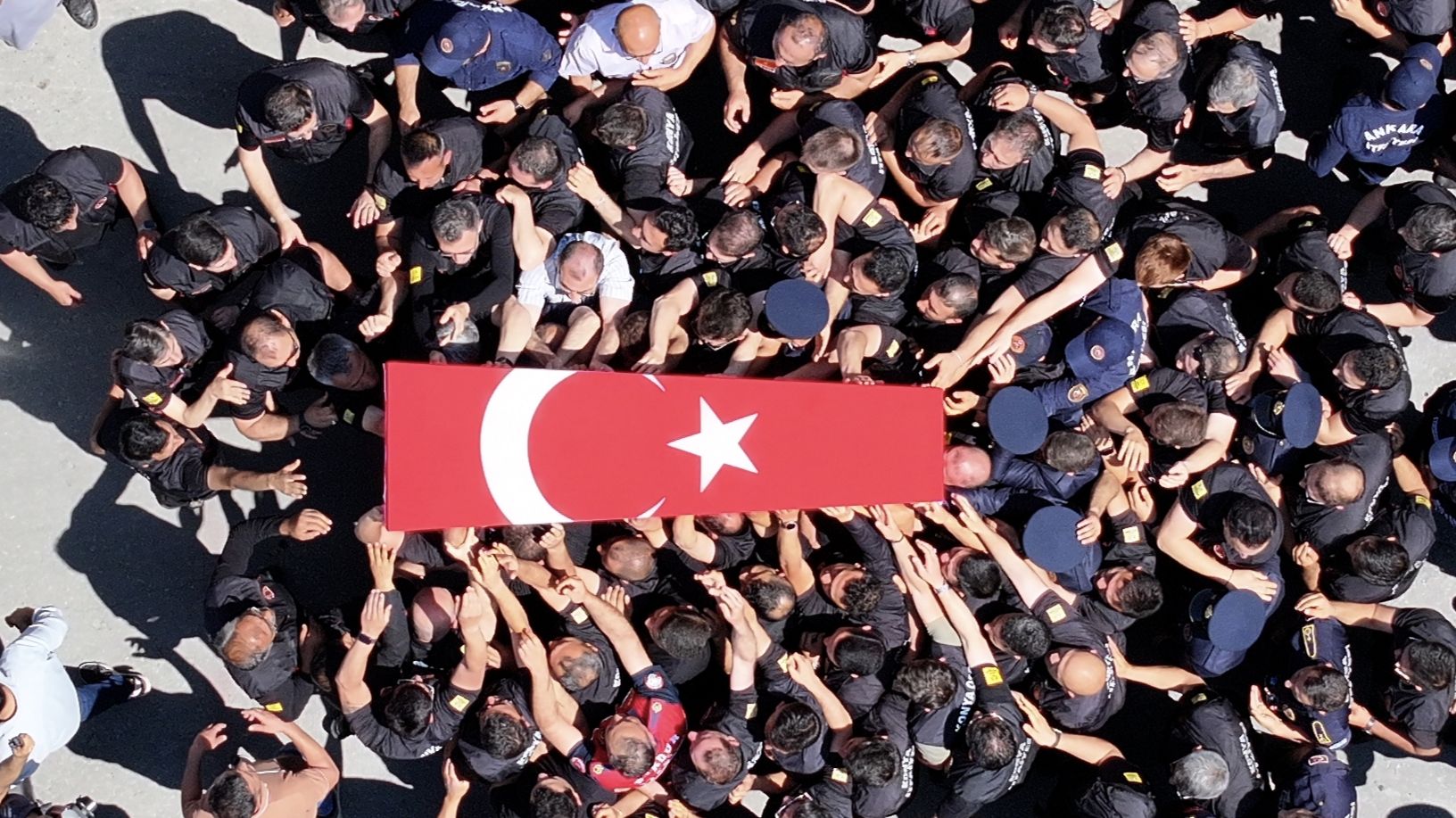 KONYA’DA KAHRAMAN İTFAİYECİYE HÜZÜNLÜ UĞURLAMA 