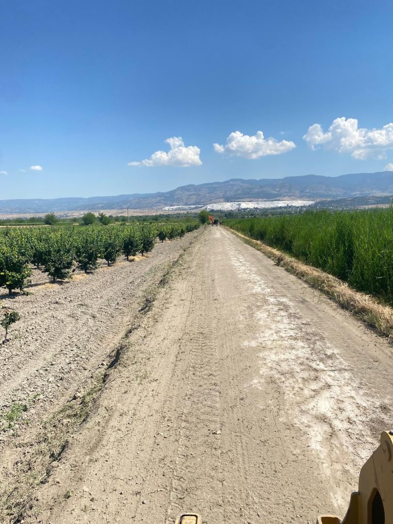 PAMUKKALE BELEDİYESİ KIRSAL MAHALLELERDE ARAZİ YOLU AÇMAYA DEVAM EDİYOR