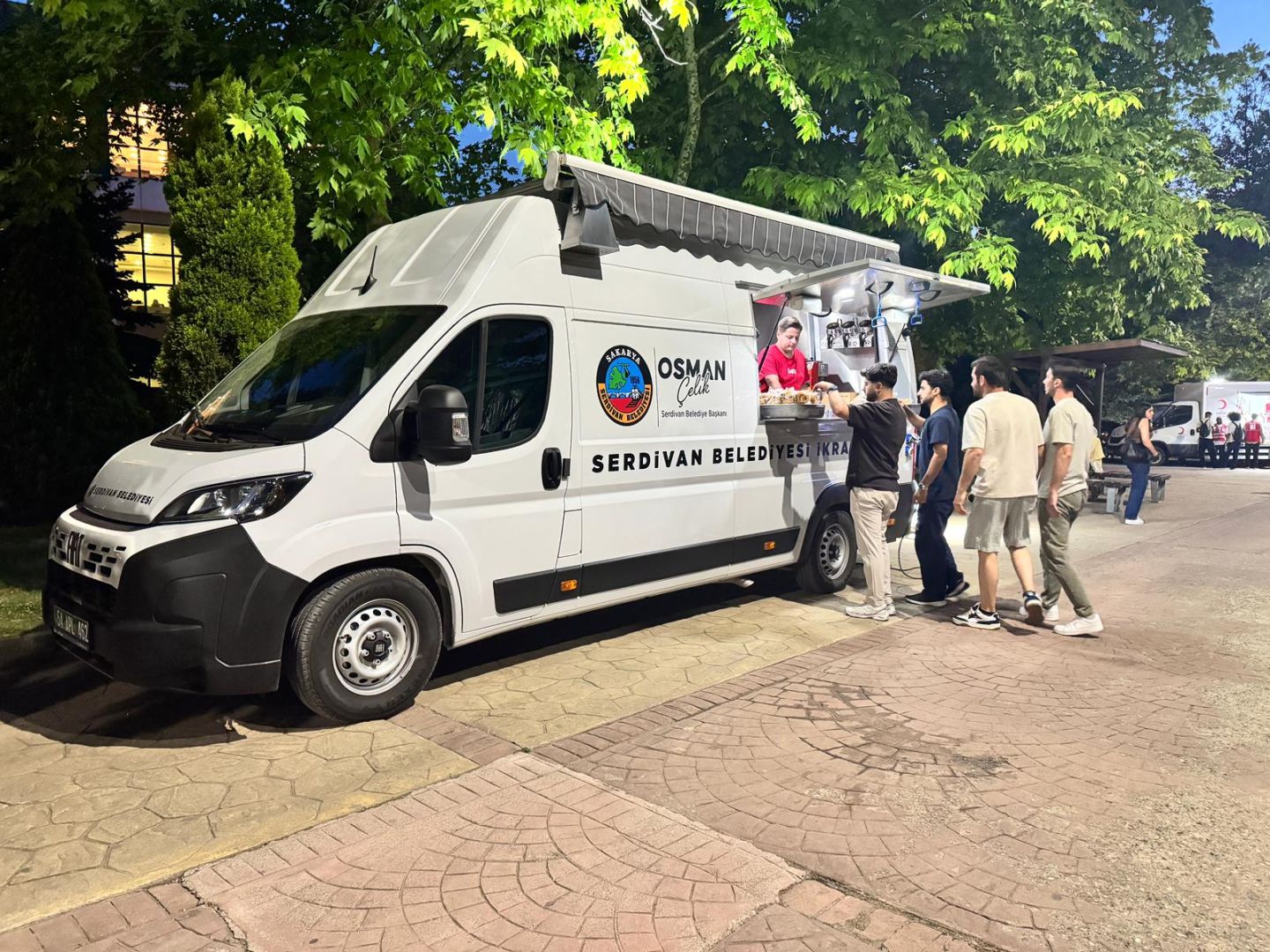 SERDİVAN BELEDİYESİ’NDEN KAMPÜSTE SICAK DESTEK 