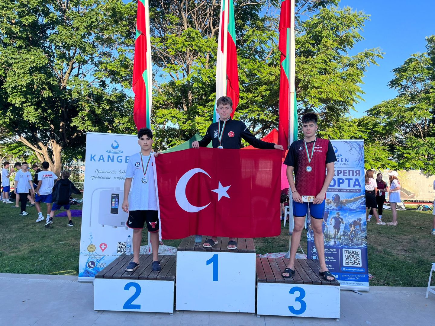 YILDIRIMLI GENÇ YÜZÜCÜLER TÜRKİYE’NİN GURURU OLDU 