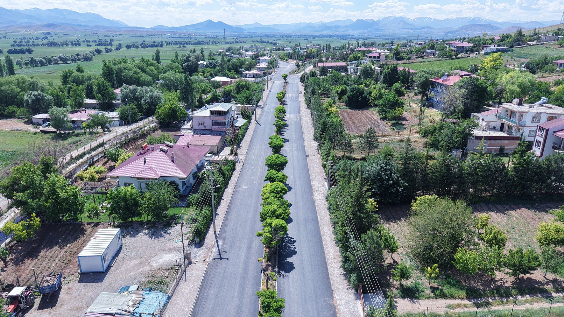 YÜRÜYÜŞ YOLU BİTTİ, ASFALT SERİMİ BAŞLADI