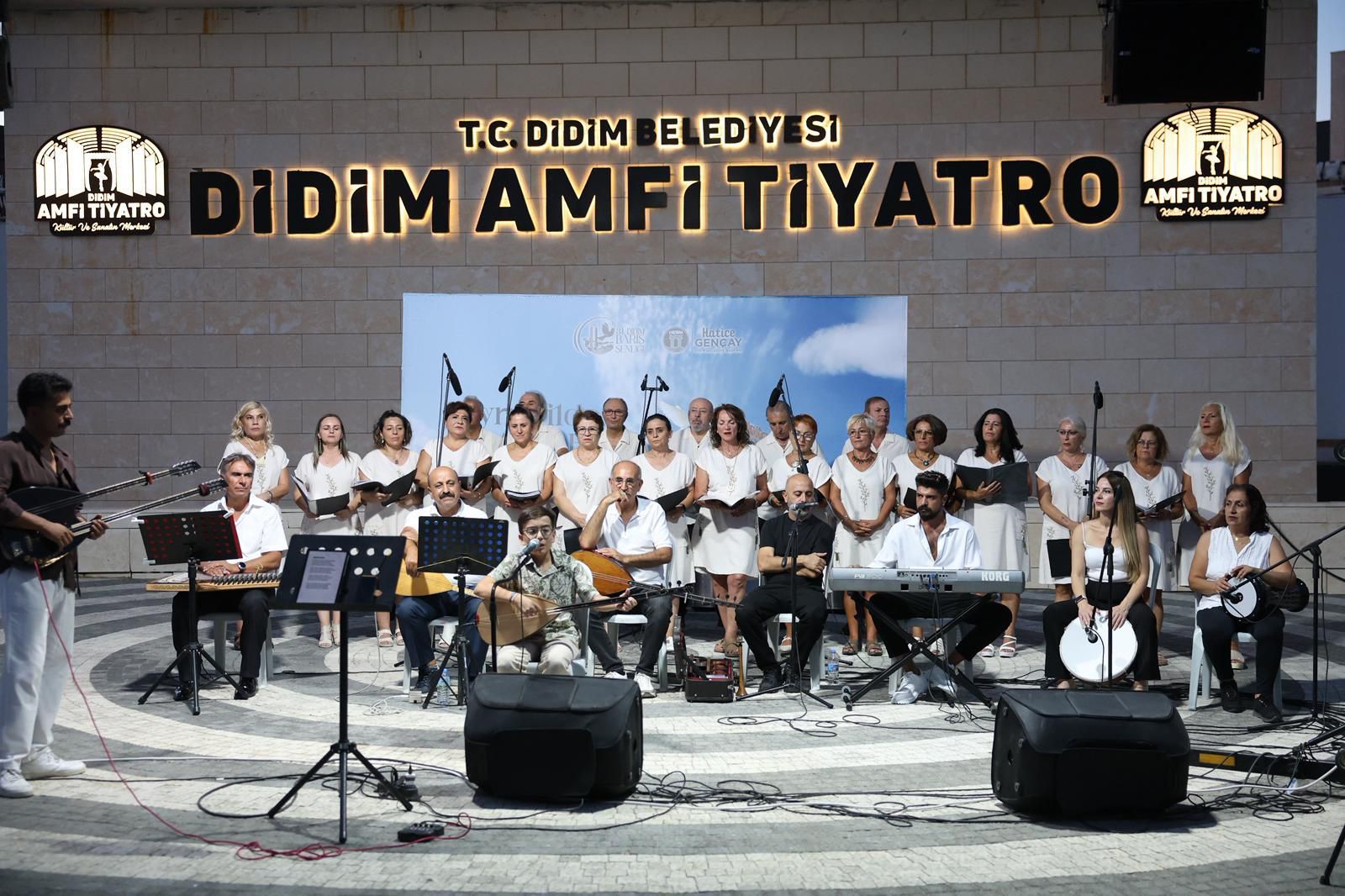 BARIŞ ŞENLİĞİNDE SAHNE SANAT VE DOSTLUĞUN OLDU 
