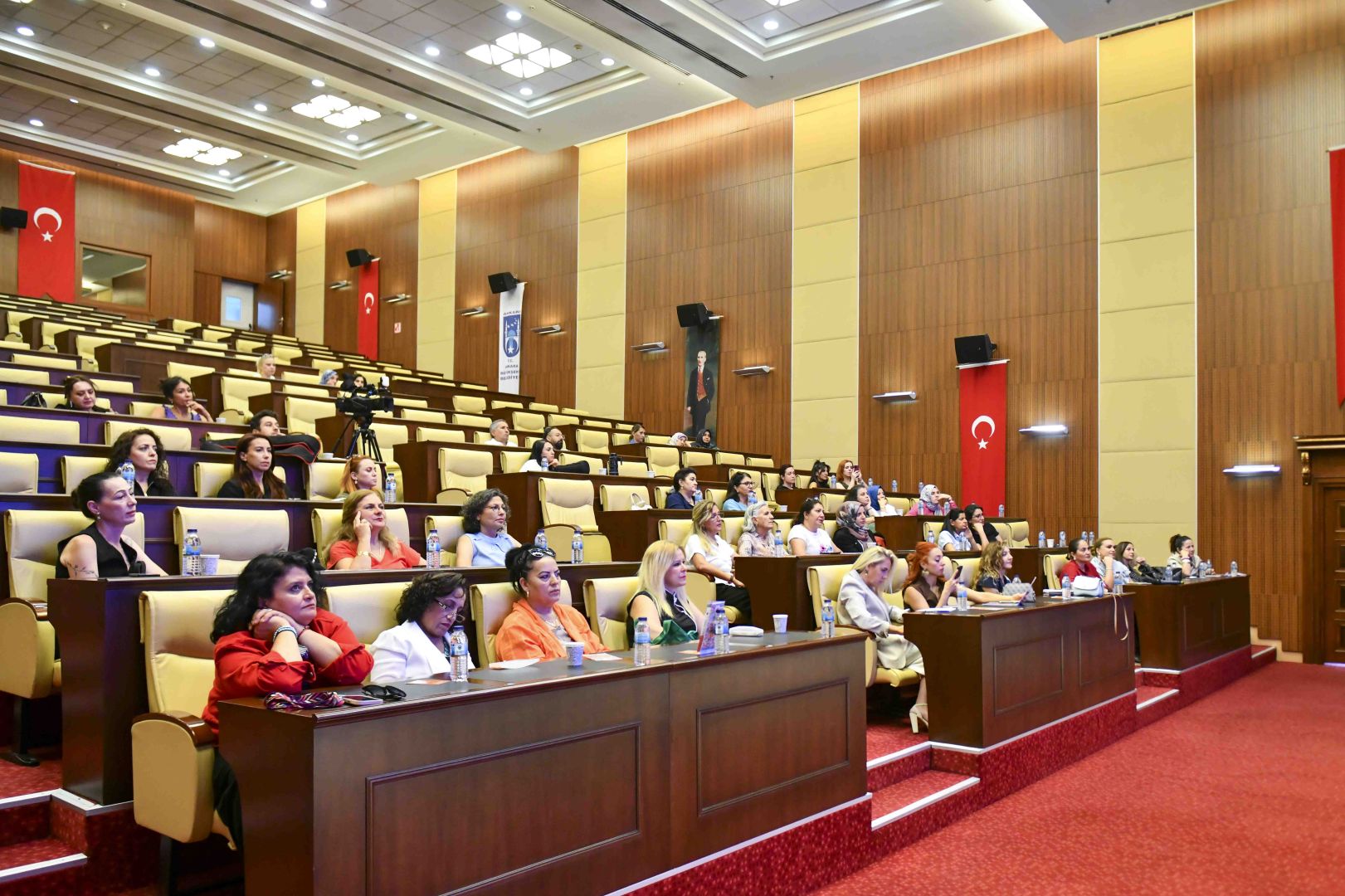 KADIN MUHTARLAR ŞİDDET MAĞDURLARININ YANINDA 
