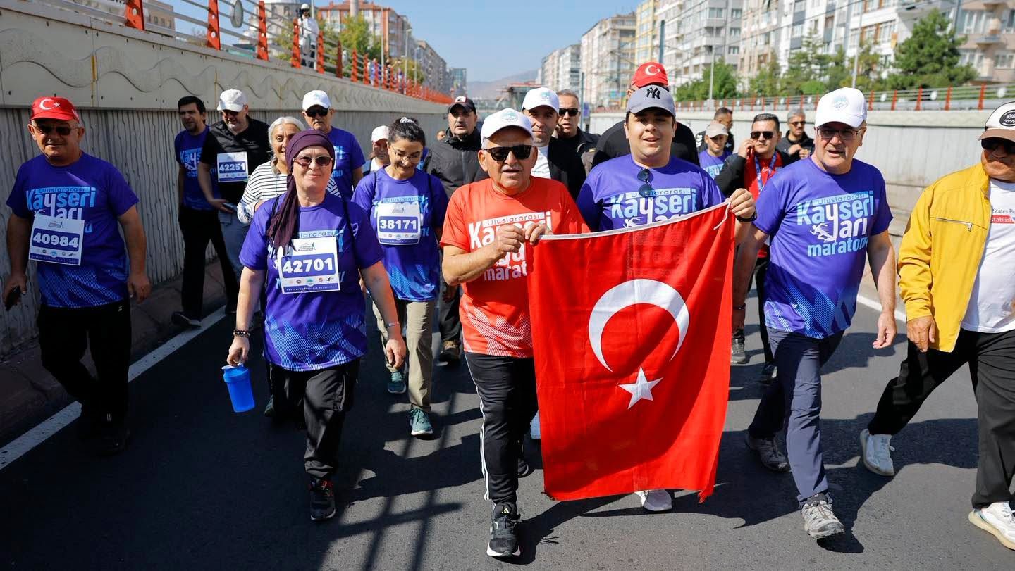 KAYSERİ’DE DÜNYA KOŞTU: 10 BİN KİŞİ 6. ULUSLARARASI KAYSERİ YARI MARATONU’NDA BULUŞTU