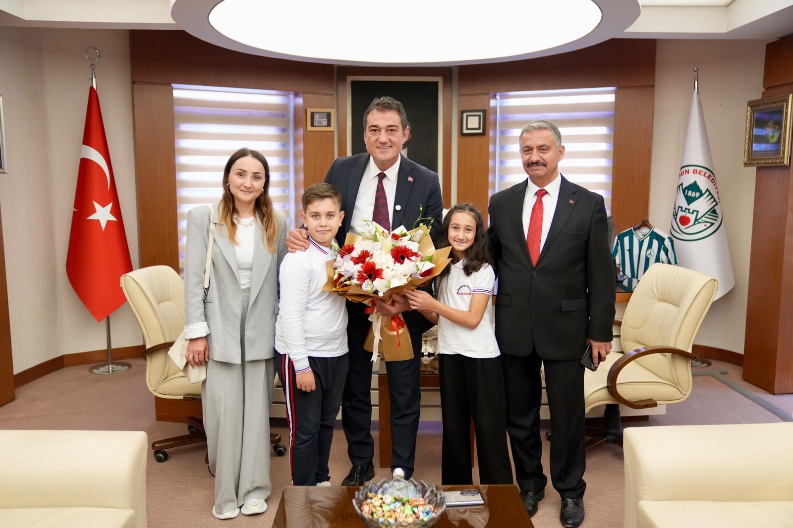 MİNİKLERDEN BAŞKAN KÖSE’YE YENİ EĞİTİM YILI ZİYARETİ